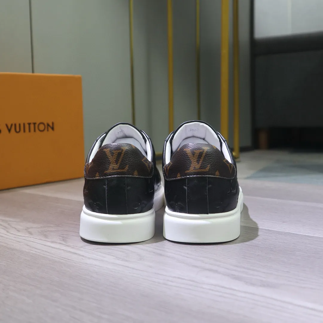 Factory price: 400💰 LV's latest casual men's shoes👉 👉 Popular casual fashion style, 💞 Simple and elegant style, 🔊 The fabric is made of imported cowhide, ☑️Comfortable sheepskin lining, original wear-resistant rubber outsole, the classic model in the counter is taken in kind, code number: 38-44, (45 can be customized)
